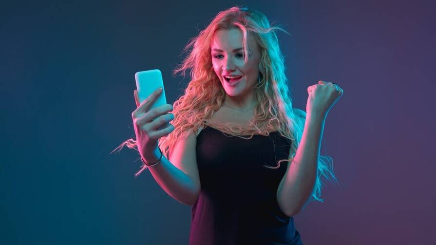 Девушка с телефоном